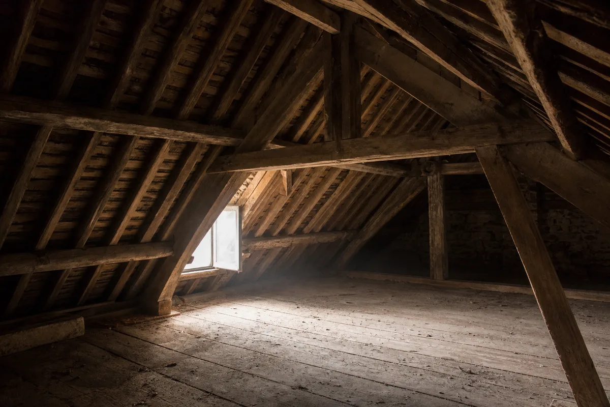 Charpente traditionnelle en chêne dans les combles d&rsquo;un pavillon meulière du Nord-Essonne