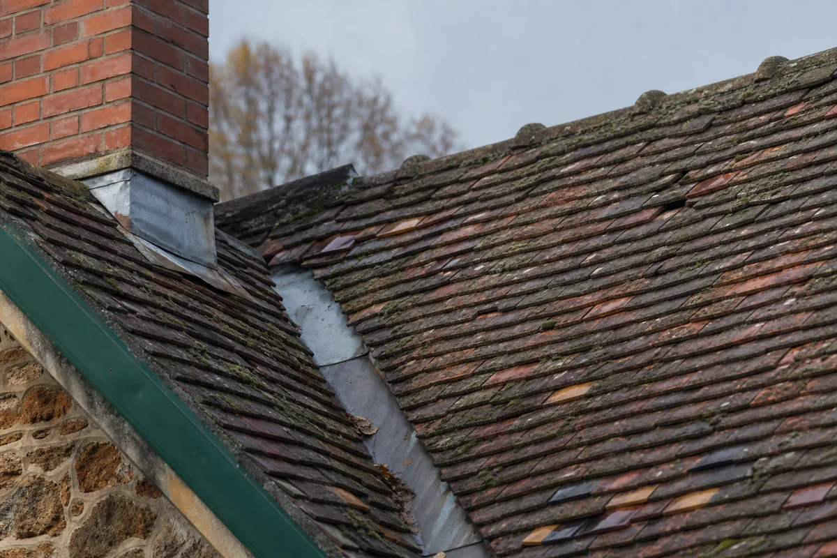 Toiture en tuiles mécaniques d&rsquo;un pavillon en meulière sur les coteaux d&rsquo;Athis-Mons