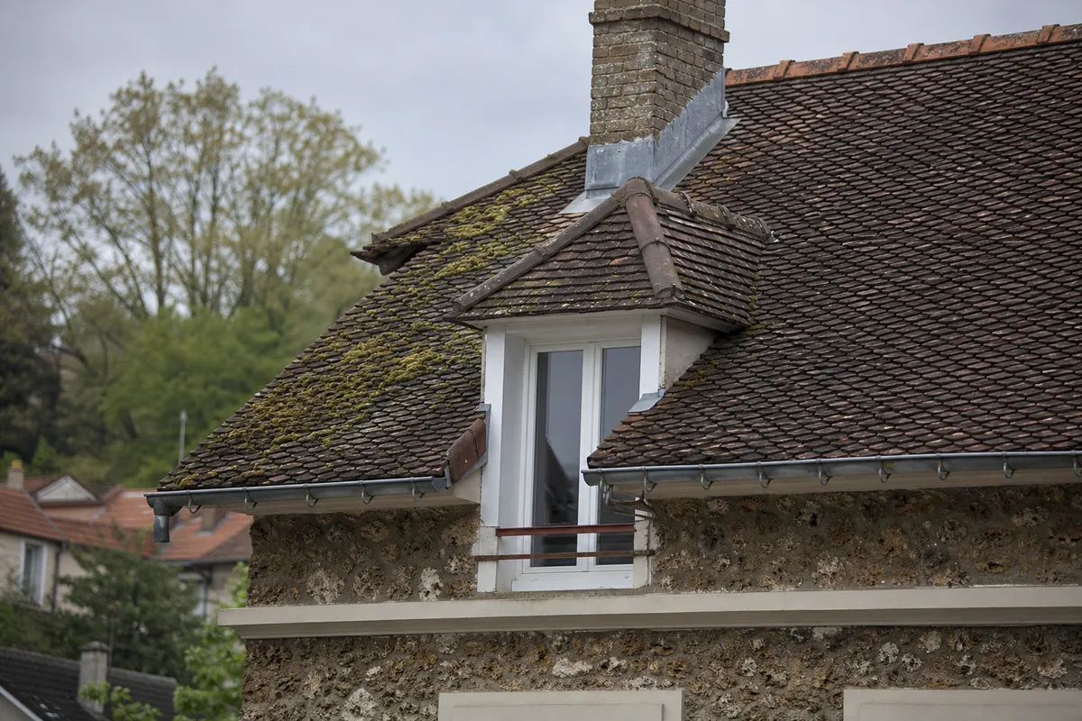Toitures de pavillons en tuiles mécaniques sur le coteau de Morsang-sur-Orge, vallée de l&rsquo;Orge en arrière-plan